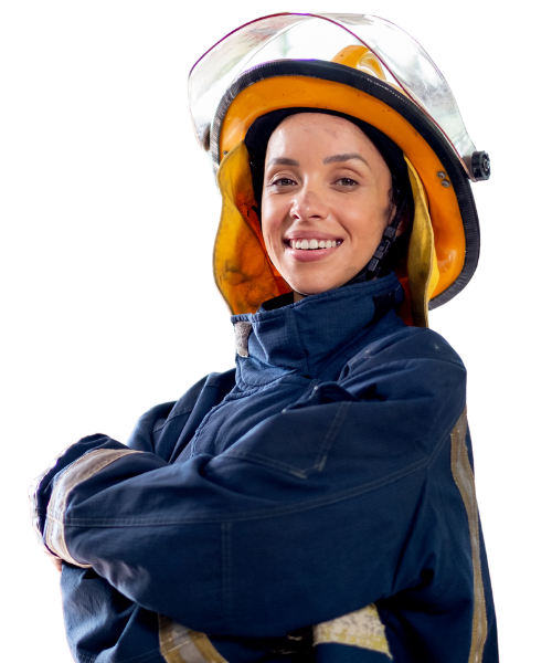 Bombeiro feminina usando capacete e de braços cruzados